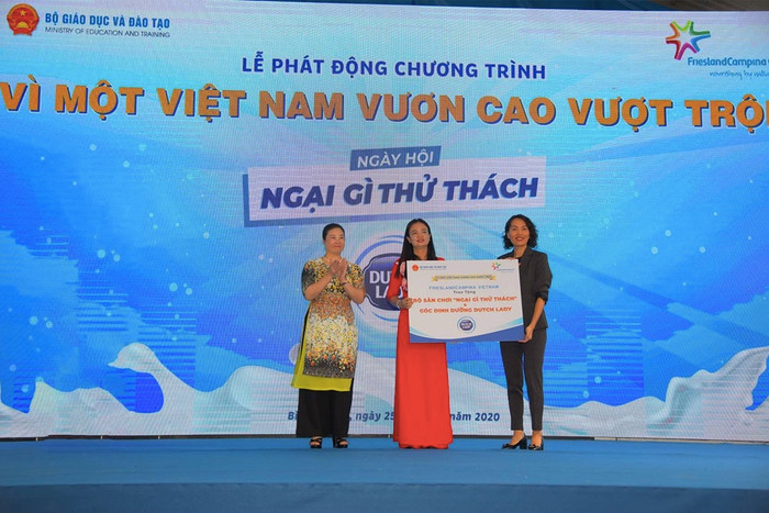 Đại diện Bộ Giáo dục và Đào tạo và nhãn hàng Cô Gái Hà Lan chính thức bàn giao các hạng mục đầu tư cho trường Phú Hòa 3, đánh dấu cột mốc quan trọng trong chương trình hợp tác chiến lược “Vì Một Việt Nam vươn cao vượt trội”. Đại diện Bộ Giáo dục và Đào tạo và nhãn hàng Cô Gái Hà Lan chính thức bàn giao các hạng mục đầu tư cho trường Phú Hòa 3, đánh dấu cột mốc quan trọng trong chương trình hợp tác chiến lược “Vì Một Việt Nam vươn cao vượt trội”.
