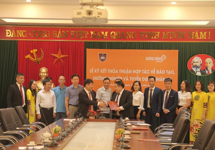 Tiến sĩ Hà Xuân Linh – Trưởng khoa Khoa Quốc tế và ông Nguyễn Hoài Phú - Chủ tịch Hội Đồng quản trị kiêm Tổng Giám đốc Công ty ký kết biên bản ghi nhớ hợp tác trước sự chứng kiến của đại diện một số ban chức năng của Đại học Thái Nguyên và hai đơn vị. Tiến sĩ Hà Xuân Linh – Trưởng khoa Khoa Quốc tế và ông Nguyễn Hoài Phú - Chủ tịch Hội Đồng quản trị kiêm Tổng Giám đốc Công ty ký kết biên bản ghi nhớ hợp tác trước sự chứng kiến của đại diện một số ban chức năng của Đại học Thái Nguyên và hai đơn vị.