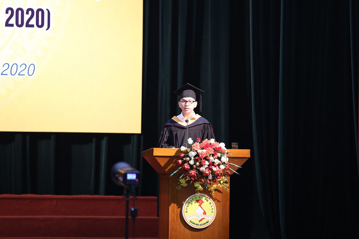 Nguyễn Thành Hưng phát biểu tri ân bố mẹ và thầy cô tại Lễ bế giảng và trao bằng tốt nghiệp của Học viện Ngân hàng năm 2020. (Ảnh: Nhân vật cung cấp)