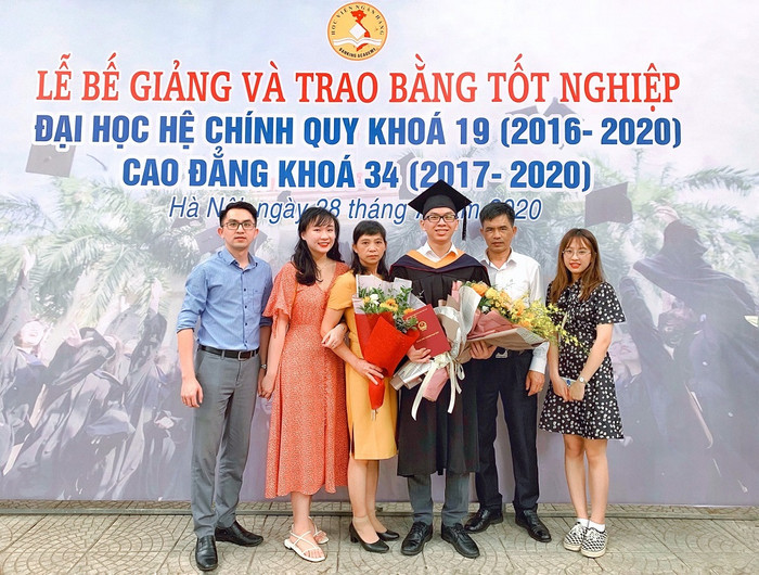 Nguyễn Thành Hưng chụp ảnh cùng gia đình trong ngày Lễ tốt nghiệp Đại học. (Ảnh: Nhân vật cung cấp)