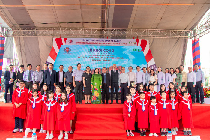 Tập thể lãnh đạo, khách mời, giáo viên và học sinh SNA chụp hình lưu niệm nhân sự kiện đặc biệt.