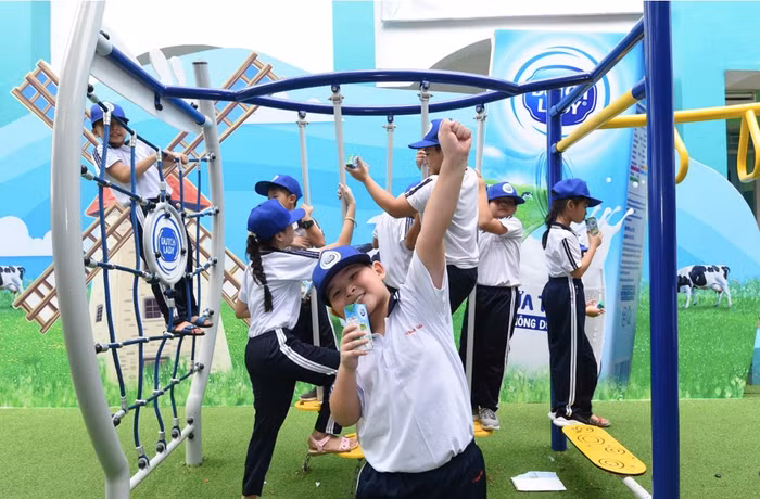 Sân chơi “Ngại gì thử thách” giúp các em học sinh có thêm cơ hội để rèn luyện sức khoẻ, nâng cao thể chất, xây dựng tinh thần sẵn sàng chấp nhận và vượt qua thử thách để luôn vươn cao, vượt trội.