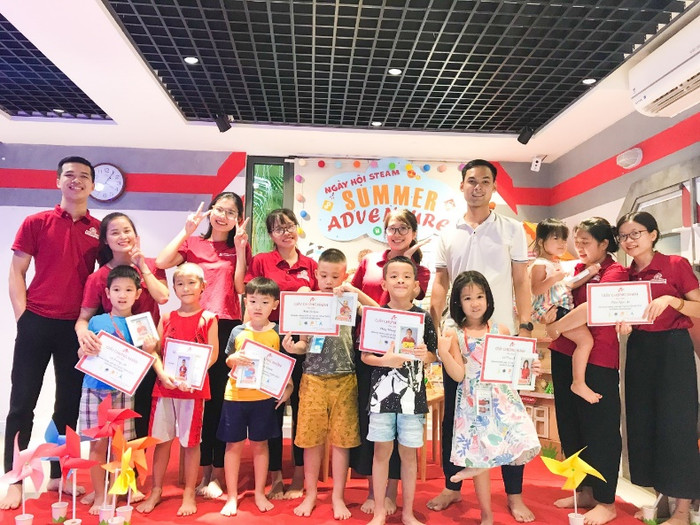 Các thầy cô giáo và các bạn nhỏ trong buổi tổng kết Trại hè STEAM 2020. Các thầy cô giáo và các bạn nhỏ trong buổi tổng kết Trại hè STEAM 2020.