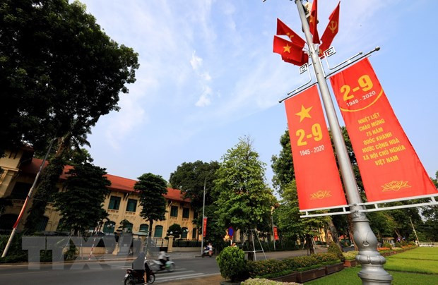 Băngrôn, biểu ngữ được trang hoàng dọc đường trước Lăng Chủ tịch Hồ Chí Minh. (Ảnh: Thành Đạt/TTXVN) Băngrôn, biểu ngữ được trang hoàng dọc đường trước Lăng Chủ tịch Hồ Chí Minh. (Ảnh: Thành Đạt/TTXVN)