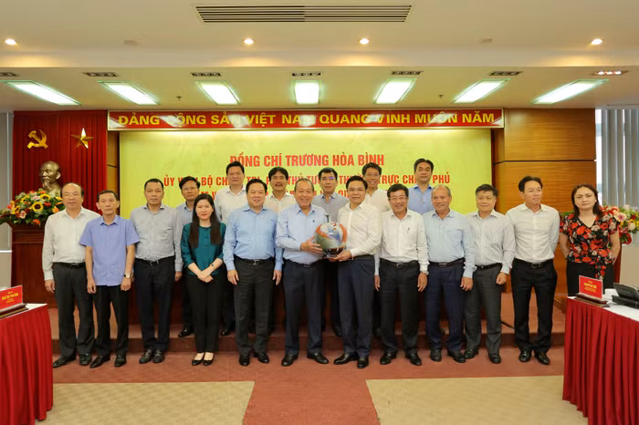 Lãnh đạo Petrovietnam tặng quà lưu niệm và chụp ảnh kỉ niệm với Phó Thủ tướng Thường trực Chính phủ Trương Hòa Bình.