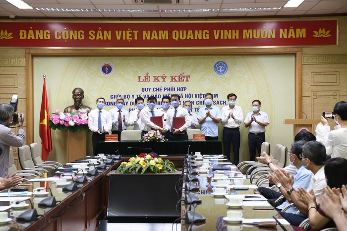 Quyền Bộ trưởng Bộ Y tế Nguyễn Thanh Long và Tổng Giám đốc Bảo hiểm xã hội Việt Nam Nguyễn Thế Mạnh ký Quy chế phối hợp giữa hai cơ quan. Quyền Bộ trưởng Bộ Y tế Nguyễn Thanh Long và Tổng Giám đốc Bảo hiểm xã hội Việt Nam Nguyễn Thế Mạnh ký Quy chế phối hợp giữa hai cơ quan.