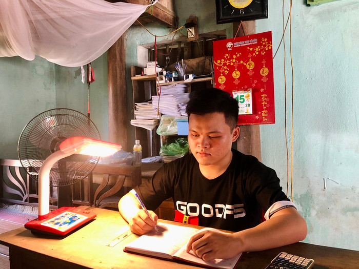 Nguyễn Kim Hùng với kết quả và thành tích học tập xuất sắc được tuyển thẳng vào Trường Đại học Bách khoa Hà Nội (Ảnh: Nhân vật cung cấp) Nguyễn Kim Hùng với kết quả và thành tích học tập xuất sắc được tuyển thẳng vào Trường Đại học Bách khoa Hà Nội (Ảnh: Nhân vật cung cấp)