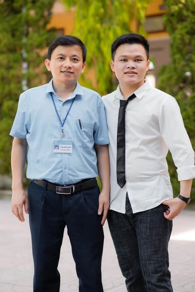 Nguyễn Kim Hùng cùng thầy giáo Phan Đăng Nhân – giáo viên dạy Toán của em (Ảnh: Nhân vật cung cấp) Nguyễn Kim Hùng cùng thầy giáo Phan Đăng Nhân – giáo viên dạy Toán của em (Ảnh: Nhân vật cung cấp)