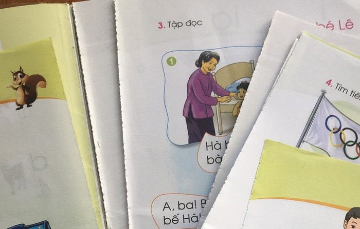 Sách giáo khoa tiếng Việt lớp 1 trong bộ Cánh Diều chưa dùng đã bung lả tả. (Ảnh: Phan Tuyết) Sách giáo khoa tiếng Việt lớp 1 trong bộ Cánh Diều chưa dùng đã bung lả tả. (Ảnh: Phan Tuyết)
