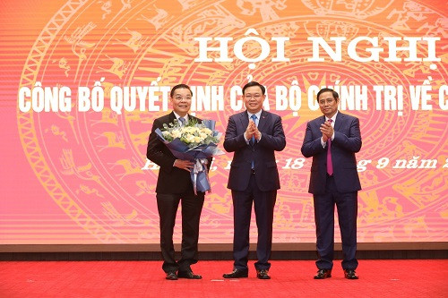 Bí thư Thành ủy Hà Nội Vương Đình Huệ chúc mừng ông Chu Ngọc Anh. (Ảnh: VGP/Đoàn Bắc) Bí thư Thành ủy Hà Nội Vương Đình Huệ chúc mừng ông Chu Ngọc Anh. (Ảnh: VGP/Đoàn Bắc)