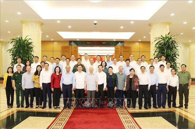 Tổng Bí thư, Chủ tịch nước Nguyễn Phú Trọng và đồng chí Nguyễn Xuân Phúc, Ủy viên Bộ Chính trị, Thủ tướng Chính phủ; đồng chí Nguyễn Thị Kim Ngân, Ủy viên Bộ Chính trị, Chủ tịch Quốc hội cùng các đồng chí Bộ Chính trị với Ban Thường vụ Thành ủy Hà Nội. Tổng Bí thư, Chủ tịch nước Nguyễn Phú Trọng và đồng chí Nguyễn Xuân Phúc, Ủy viên Bộ Chính trị, Thủ tướng Chính phủ; đồng chí Nguyễn Thị Kim Ngân, Ủy viên Bộ Chính trị, Chủ tịch Quốc hội cùng các đồng chí Bộ Chính trị với Ban Thường vụ Thành ủy Hà Nội.