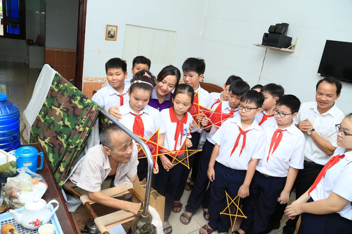 Học sinh đến tận giường thăm, trao quà, trò chuyện với ông Trần Toàn, thương binh 1/4. Học sinh đến tận giường thăm, trao quà, trò chuyện với ông Trần Toàn, thương binh 1/4.