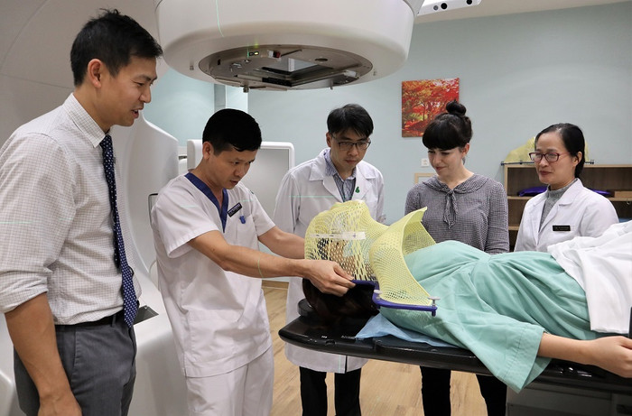 Sau khi ký hợp tác, Tập đoàn ICON đã đưa đội ngũ chuyên gia từ Úc sang hỗ trợ về chuyên môn, tham vấn về chỉ định điều trị, kế hoạch điều trị cho bệnh nhân ung thư tại Bệnh viện Vinmec Central Park. Sau khi ký hợp tác, Tập đoàn ICON đã đưa đội ngũ chuyên gia từ Úc sang hỗ trợ về chuyên môn, tham vấn về chỉ định điều trị, kế hoạch điều trị cho bệnh nhân ung thư tại Bệnh viện Vinmec Central Park.