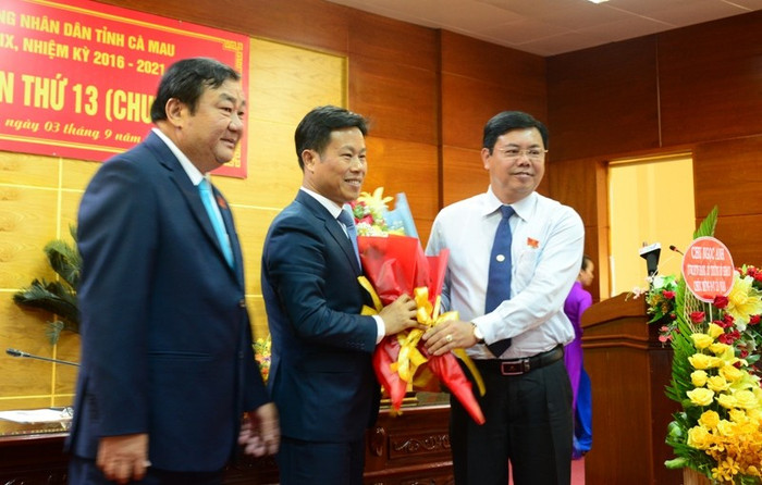 Bí thư Tỉnh ủy Cà Mau - ông Nguyễn Tiến Hải và Chủ tịch Hội đồng nhân dân tỉnh Cà Mau Trần Văn Hiện chúc mừng Giáo sư, Tiến sĩ Lê Quân được bầu giữ chức Chủ tịch Ủy ban nhân dân tỉnh. Bí thư Tỉnh ủy Cà Mau - ông Nguyễn Tiến Hải và Chủ tịch Hội đồng nhân dân tỉnh Cà Mau Trần Văn Hiện chúc mừng Giáo sư, Tiến sĩ Lê Quân được bầu giữ chức Chủ tịch Ủy ban nhân dân tỉnh.