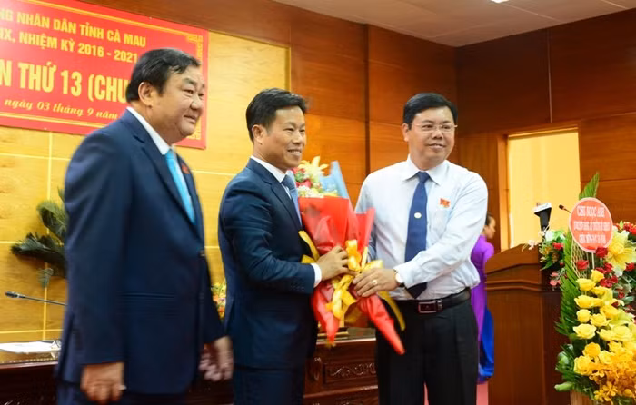 Bí thư Tỉnh ủy Cà Mau - ông Nguyễn Tiến Hải và Chủ tịch Hội đồng nhân dân tỉnh Cà Mau Trần Văn Hiện chúc mừng Giáo sư, Tiến sĩ Lê Quân được bầu giữ chức Chủ tịch Ủy ban nhân dân tỉnh.