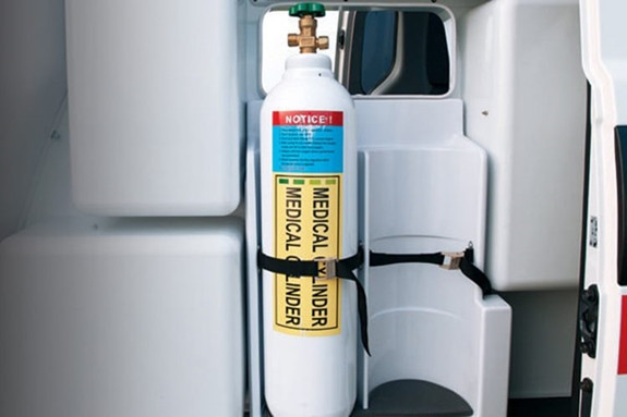 Nơi để bình dưỡng khí cũng như bình nước và dung dịch khi truyền tiếp cho bệnh nhân trên xe cứu thương của ông Hải. (Ảnh: Qdnd.vn)