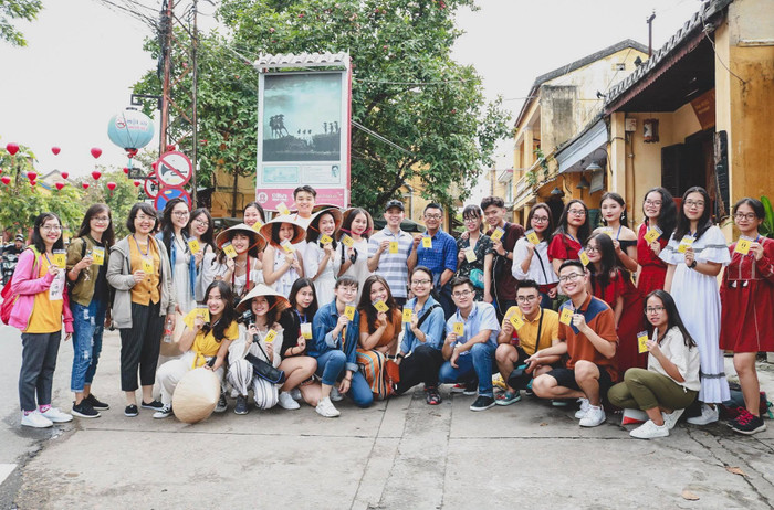 Học sinh trải nghiệm thực tế với dự án “Con đường di sản” tại Hội An – Huế, học sinh làm bài và giáo viên chấm thi tại hiện trường. (Ảnh: Nhân vật cung cấp) Học sinh trải nghiệm thực tế với dự án “Con đường di sản” tại Hội An – Huế, học sinh làm bài và giáo viên chấm thi tại hiện trường. (Ảnh: Nhân vật cung cấp)