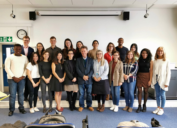 Phương Nghi chụp ảnh cùng các bạn trong lớp tại Đại học Cambridge (Ảnh: Nhân vật cung cấp) Phương Nghi chụp ảnh cùng các bạn trong lớp tại Đại học Cambridge (Ảnh: Nhân vật cung cấp)