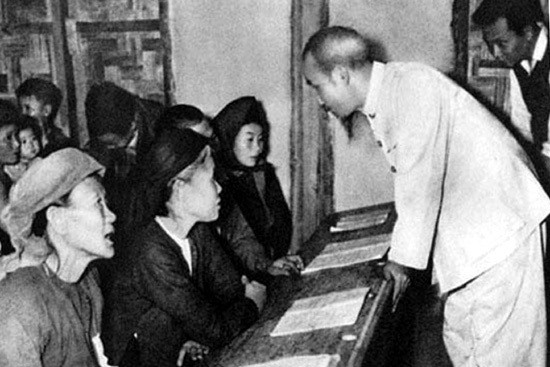 Bác Hồ với phong trào Bình dân học vụ. (Ảnh: Tác giả cung cấp) Bác Hồ với phong trào Bình dân học vụ. (Ảnh: Tác giả cung cấp)