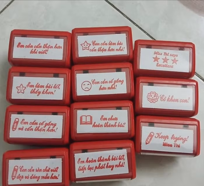 “Cô khen”, “Hoàn thành”, “Con cần cố gắng”… là những nhận xét phổ biến được làm sẵn. (Ảnh: T.P) “Cô khen”, “Hoàn thành”, “Con cần cố gắng”… là những nhận xét phổ biến được làm sẵn. (Ảnh: T.P)