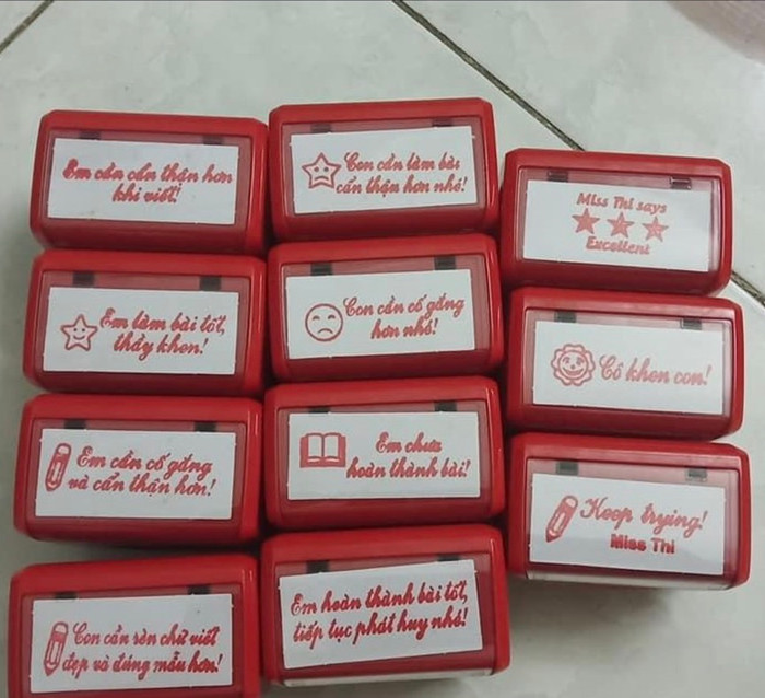 “Cô khen”, “Hoàn thành”, “Con cần cố gắng”… là những nhận xét phổ biến được làm sẵn. (Ảnh: T.P) “Cô khen”, “Hoàn thành”, “Con cần cố gắng”… là những nhận xét phổ biến được làm sẵn. (Ảnh: T.P)