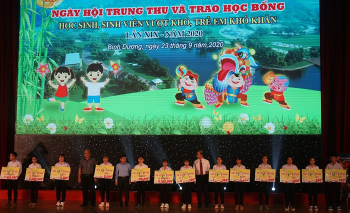 Những phần học bổng được trao cho các em học sinh có hoàn cảnh khó khăn. Những phần học bổng được trao cho các em học sinh có hoàn cảnh khó khăn.