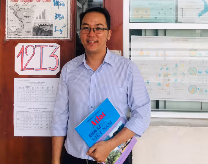 Thầy Nguyễn Chí Tuấn đã cho học sinh ứng dụng điện thoại để học tập hiệu quả, sáng tạo. (Ảnh: Nhân vật cung cấp)