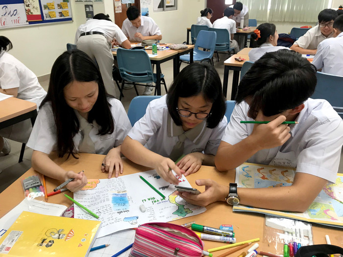 Một tiết học nhóm được thầy Tuấn tổ chức và học sinh được sử dụng điện thoại phục vụ mục đích học tập. (Ảnh: Nhân vật cung cấp)