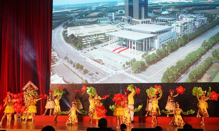 Chương trình diễn ra với các tiết mục văn nghệ đặc sắc Chương trình diễn ra với các tiết mục văn nghệ đặc sắc