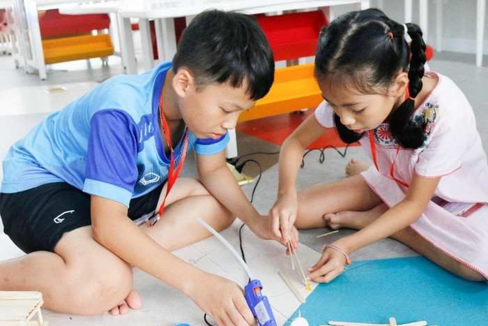 Các hoạt động theo nhóm giúp các em học sinh tự tin và hòa đồng hơn rất nhiều. Các hoạt động theo nhóm giúp các em học sinh tự tin và hòa đồng hơn rất nhiều.