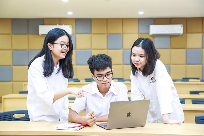 Nhóm học sinh cùng thảo luận bài tập nhóm tại giảng đường của Vinschool Nhóm học sinh cùng thảo luận bài tập nhóm tại giảng đường của Vinschool