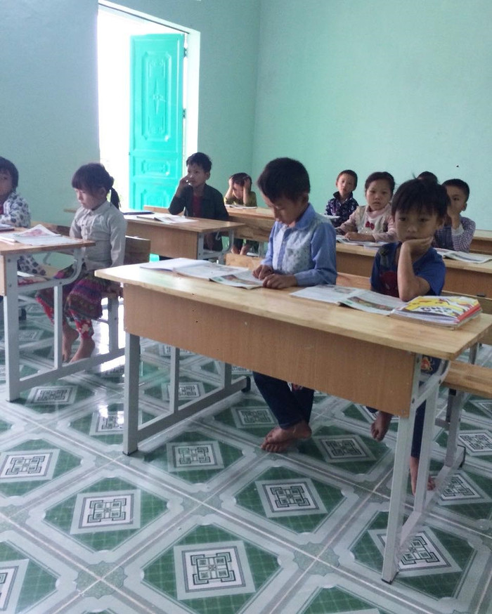 Phụ huynh vô cùng hạnh phúc vì các con đã có lớp học mới, bàn ghế mới. (Ảnh: Nhân vật cung cấp)