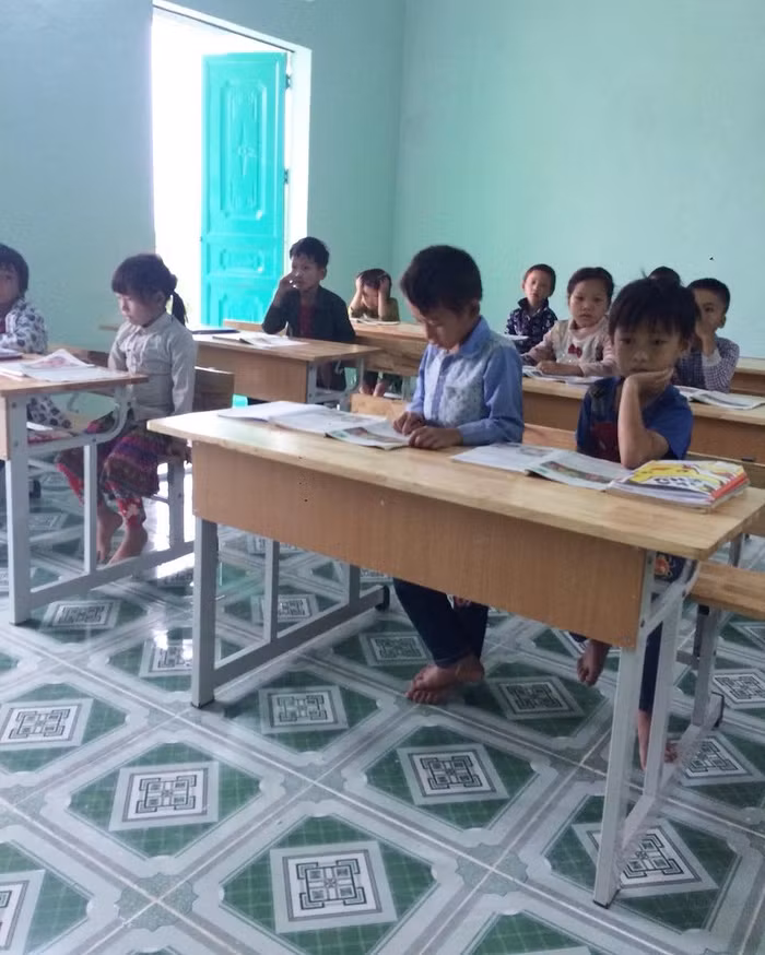 Phụ huynh vô cùng hạnh phúc vì các con đã có lớp học mới, bàn ghế mới. (Ảnh: Nhân vật cung cấp)