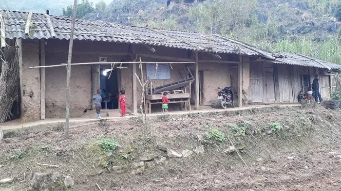 Điểm trường Ngài Trồ 2, Trường Phổ thông Dân tộc Bán trú Tiểu học Lũng Hồ, xã Lũng Hồ, huyện Yên Minh, tỉnh Hà Giang trước khi được xây dựng. Tường đắp đất, mái lợp tạm, cửa là những phên gỗ cũ nát. Ảnh: Nhân vật cung cấp.
