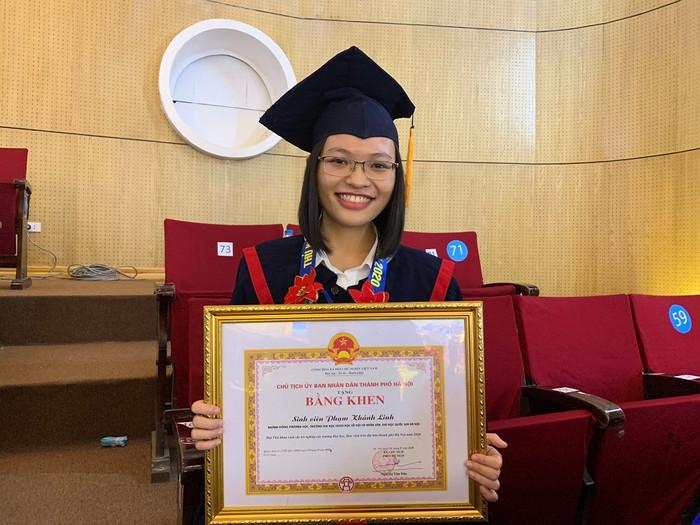 Em Phạm Khánh Linh - Thủ khoa ngành Đông phương học, Đại học Khoa học Xã hội và Nhân văn (Ảnh: Nguyễn Kim Anh) Em Phạm Khánh Linh - Thủ khoa ngành Đông phương học, Đại học Khoa học Xã hội và Nhân văn (Ảnh: Nguyễn Kim Anh)
