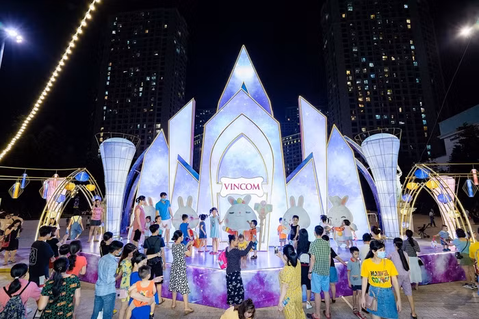 Không gian lung linh tại Vincom Mega Mall Royal City đã thu hút hàng nghìn người dân Hà Nội ghé thăm trong 2 tuần vừa qua.