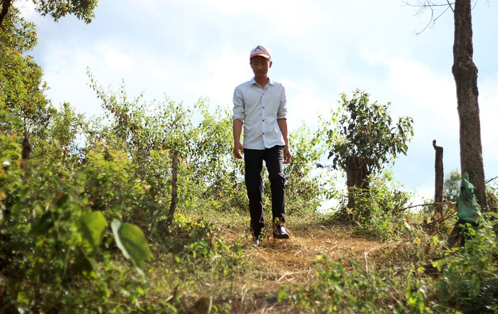 Thầy Đoàn Văn Hồng vượt rừng vào bản tìm học sinh (Ảnh: Phạm Minh) Thầy Đoàn Văn Hồng vượt rừng vào bản tìm học sinh (Ảnh: Phạm Minh)