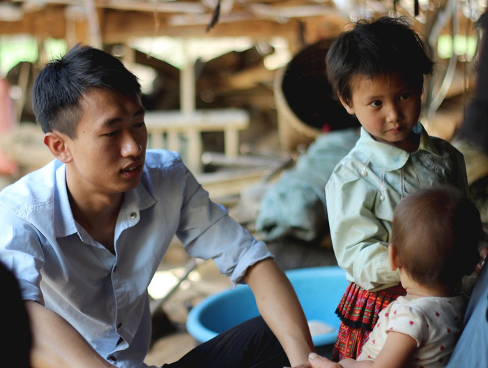 Những ngày tan trường, thầy Hồng lại vào bản vận động học sinh đến lớp (Ảnh: Phạm Minh) Những ngày tan trường, thầy Hồng lại vào bản vận động học sinh đến lớp (Ảnh: Phạm Minh)