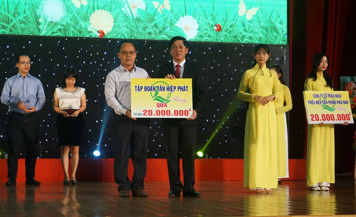 Đại diện Tân Hiệp Phát trao bảng tượng trưng tài trợ cho chương trình. Đại diện Tân Hiệp Phát trao bảng tượng trưng tài trợ cho chương trình.