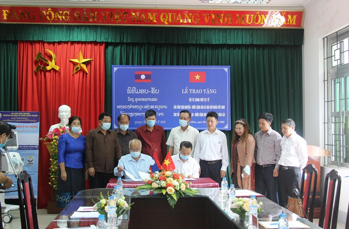 Giáo sư, Tiến sĩ Phạm Hồng Quang - Giám đốc Đại học Thái Nguyên và đồng chí Bun – Thiêm, Phó Giám đốc Sở Y tế tỉnh Luông Pha Băng ký biên bản bàn giao trang thiết bị hỗ trợ phòng chống dịch Covid - 19 cho tỉnh Luông Pha Băng, Cộng hòa Dân chủ Nhân dân Lào.