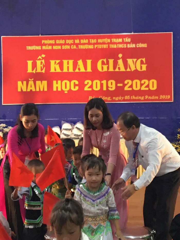 Thầy cô dẫn các em học sinh lớp 1 nhập trường (Ảnh: V.N) Thầy cô dẫn các em học sinh lớp 1 nhập trường (Ảnh: V.N)