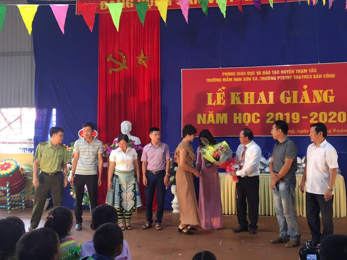 Trao tặng quà cho thầy cô và những người có đóng góp cho giáo dục vùng cao (Ảnh:V.N) Trao tặng quà cho thầy cô và những người có đóng góp cho giáo dục vùng cao (Ảnh:V.N)