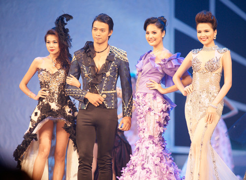 Từ phải qua: Hoa hậu Diễm Hương, Hương Giang, nam người mẫu, Thanh Hằng.