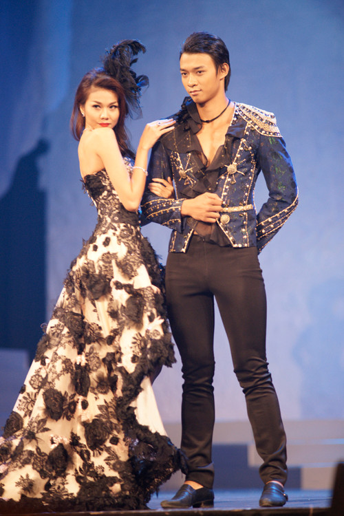 Chân dài Thanh Hằng.