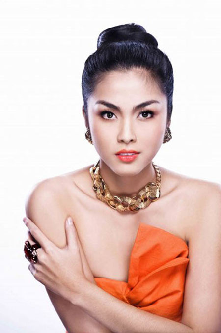 Bờ vai của Hà Tăng hấp dẫn những ánh mắt xung quanh không kém bởi sự thon thả, tròn trịa. Bờ vai của Hà Tăng hấp dẫn những ánh mắt xung quanh không kém bởi sự thon thả, tròn trịa.