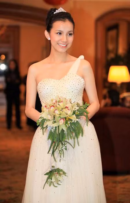 Thùy Lâm tuy có chiều cao không nổi bật, nhưng cô lại có một hình thể vừa vặn với đa số vóc dáng của phụ nữ Việt. Bờ vai thon và trắng của Thùy Lâm dễ dàng tạo nên sự hài hòa, cân đối trước ống kính.