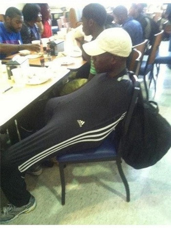 Giờ thì có cả những chiếc quần dùng để mặc thay cho áo Giờ thì có cả những chiếc quần dùng để mặc thay cho áo