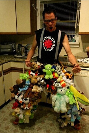 Chiếc quần được làm bằng hàng trăm con thú nhồi bông. Chiếc quần được làm bằng hàng trăm con thú nhồi bông.