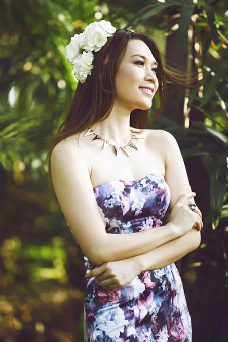 Mỹ Tâm không phải là một chân dài nhưng cô lại thoải mái làm người mẫu vì cô đang tự tin mặc trên mình nhưng trang phục do chính mình đầu tư. Chiếc váy khá hoàn hảo để tạo nên một sự thư giãn cho Mỹ Tâm giữa thiên nhiên. Mỹ Tâm không phải là một chân dài nhưng cô lại thoải mái làm người mẫu vì cô đang tự tin mặc trên mình nhưng trang phục do chính mình đầu tư. Chiếc váy khá hoàn hảo để tạo nên một sự thư giãn cho Mỹ Tâm giữa thiên nhiên.