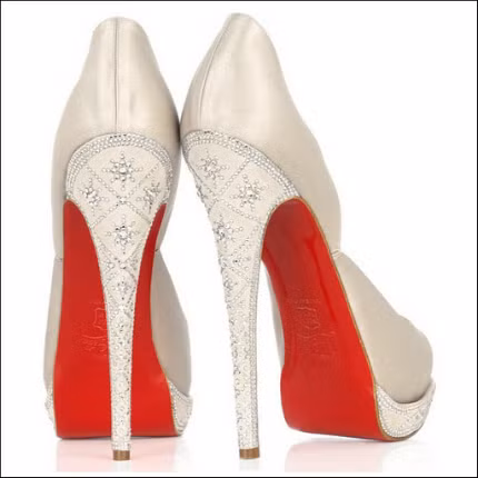 Một mẫu giày với đế đỏ đặc trưng của "phù thủy" Christian Louboutin
